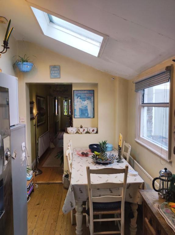 Cosy London Double Room Near Wimbledon Экстерьер фото